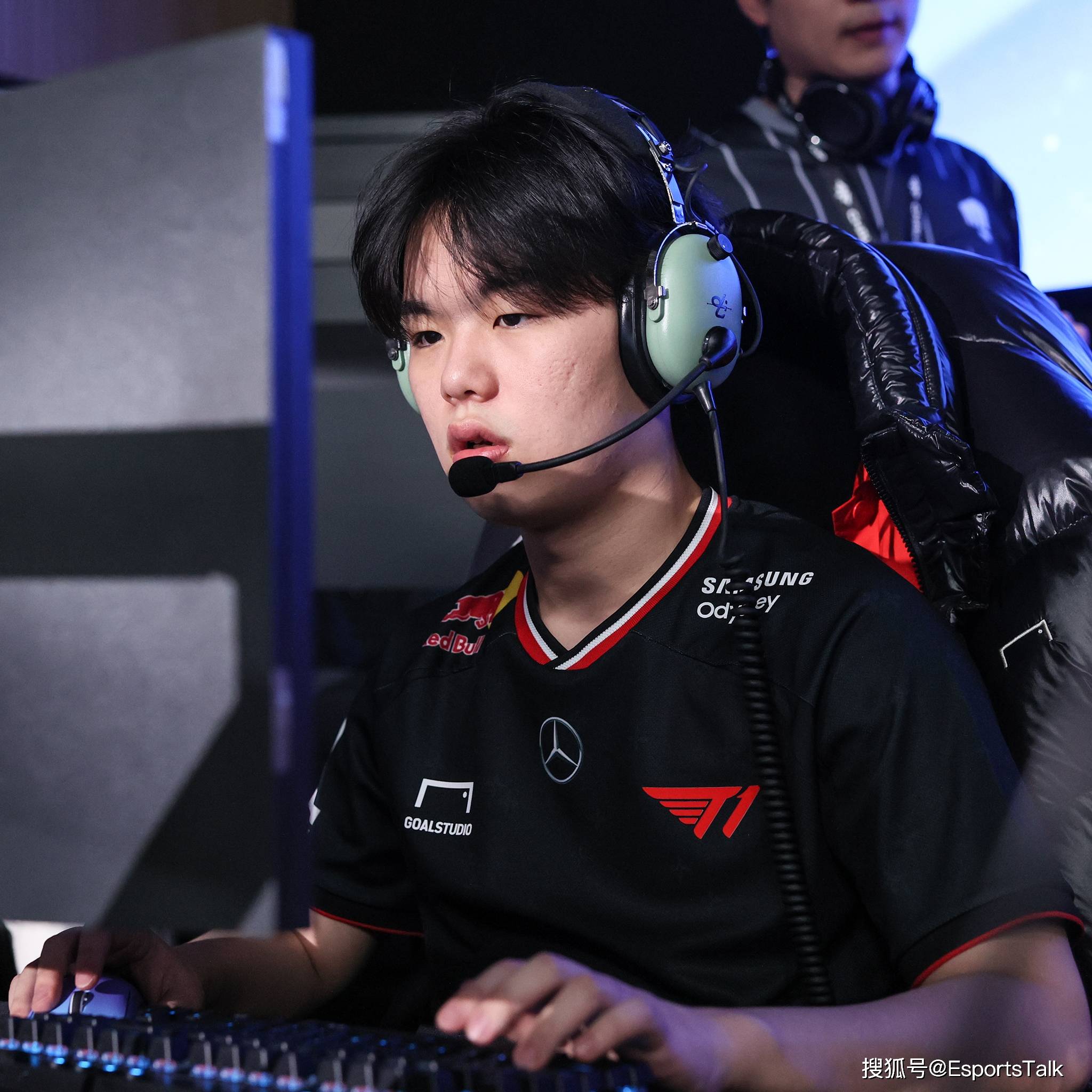 包含T1碾压HKA，Peanut三分雨点燃全场的词条