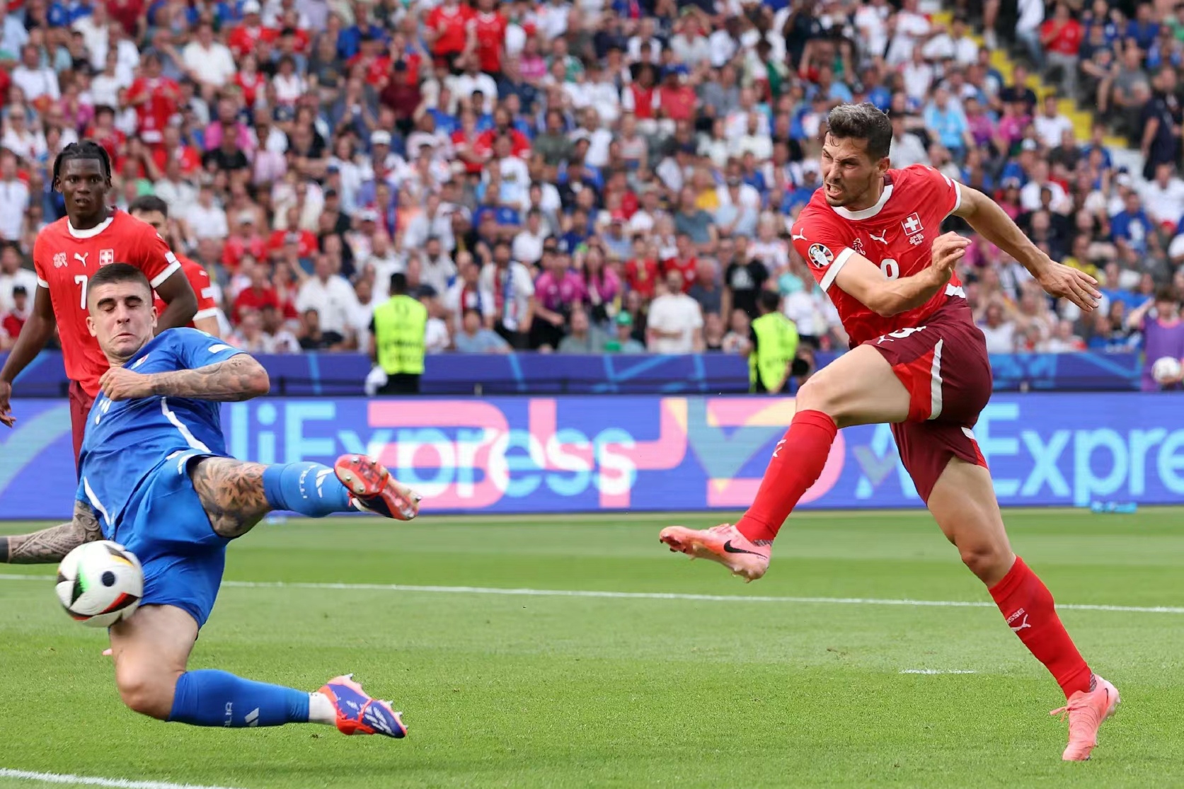 PG游戏APP-欧洲杯预选赛上的悬念揭晓精彩不断