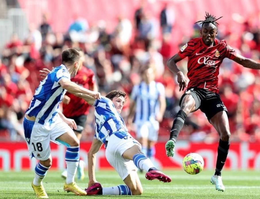 PG游戏下载-塞维利亚主场击败埃瓦尔，继续领跑西甲积分榜的简单介绍