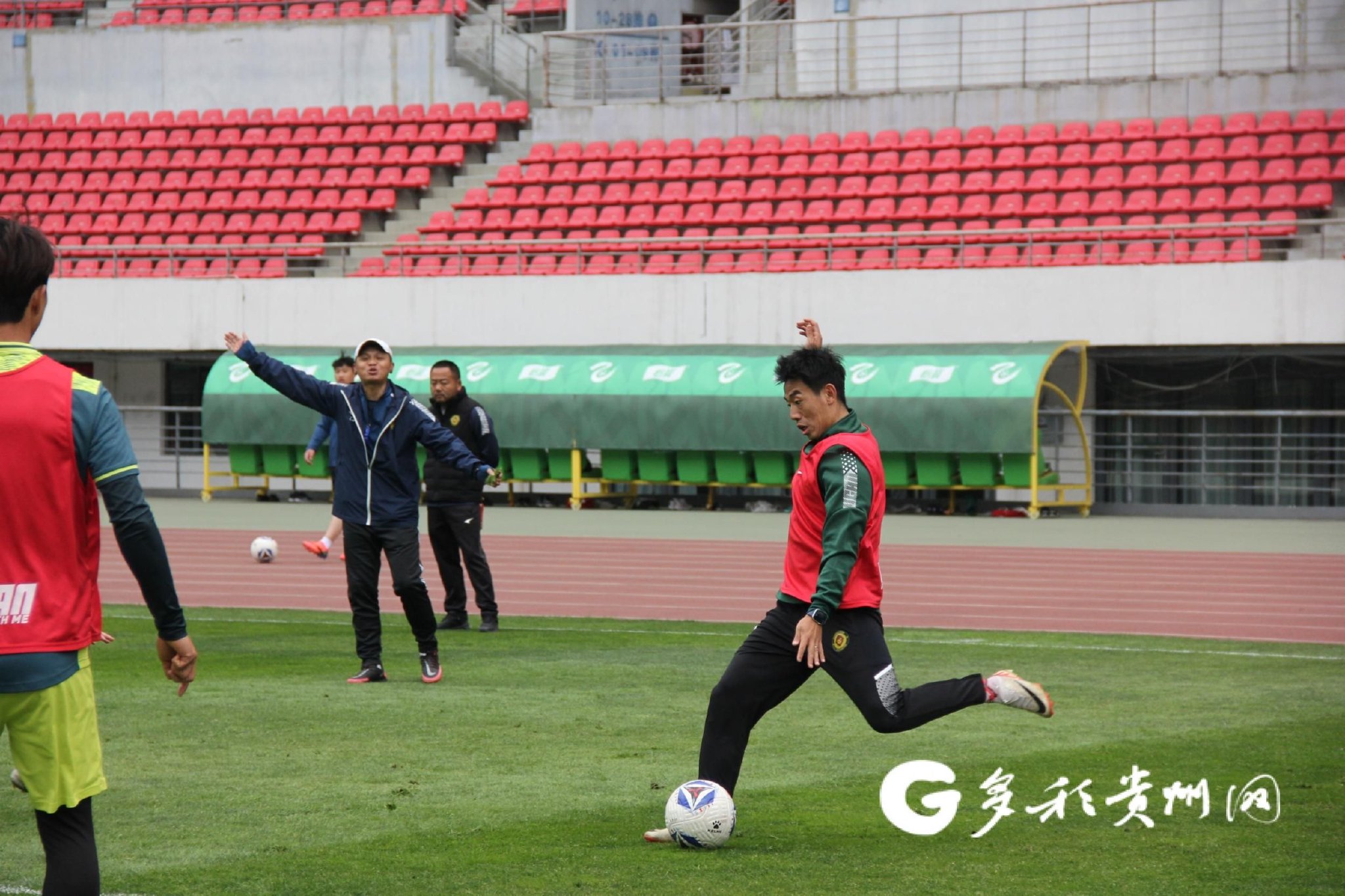 关于球队备战：教练组制定战术，备战胜利的信息