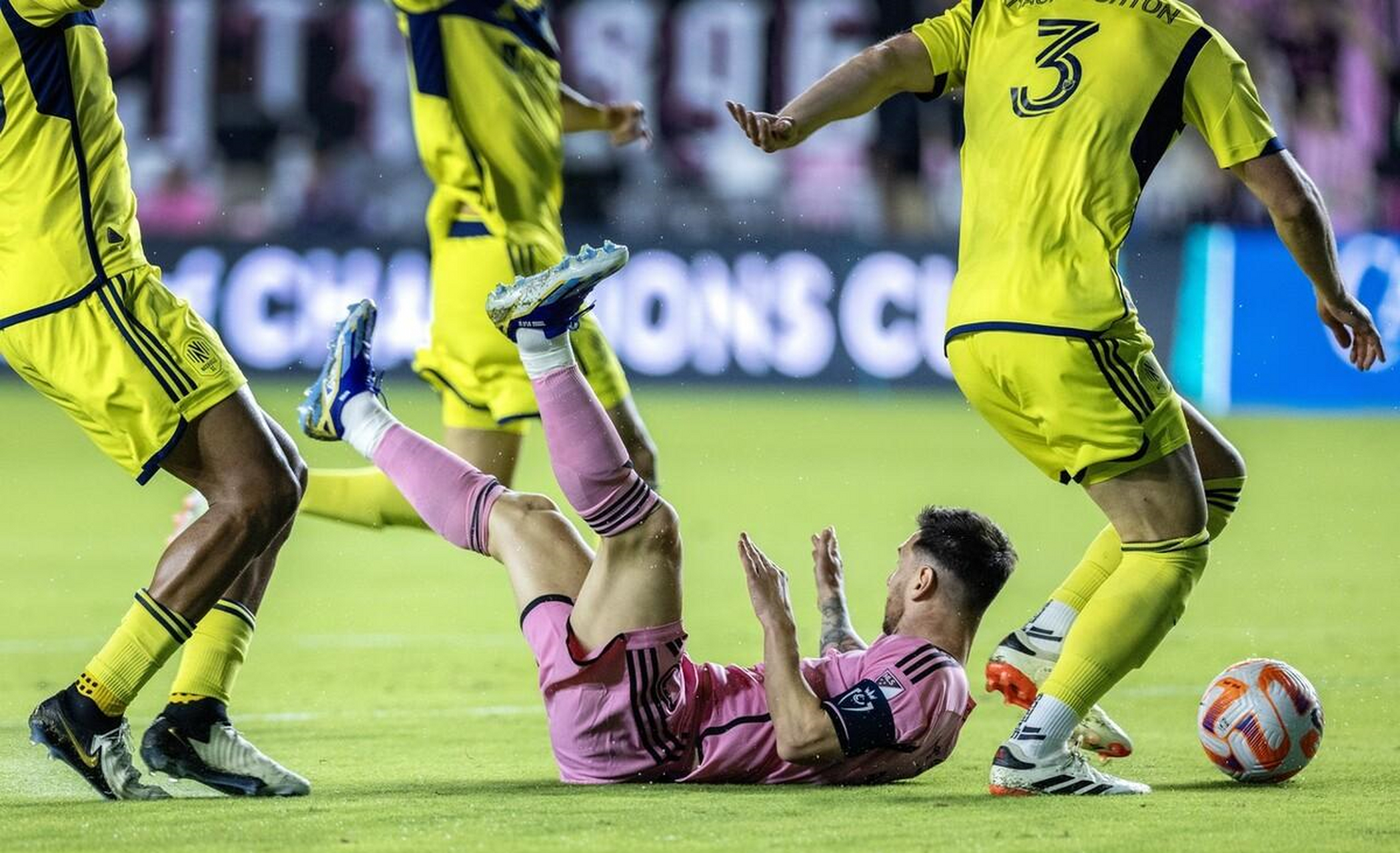 包含现场气氛热烈！球队气势如虹击溃对手的词条