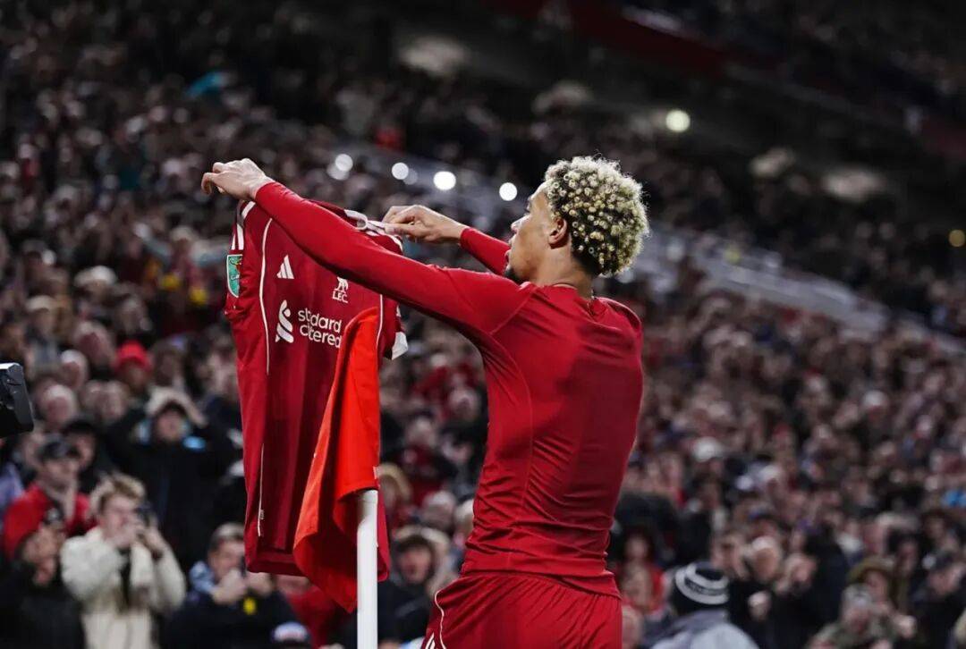 莱万多夫斯基助攻帮助利物浦获胜