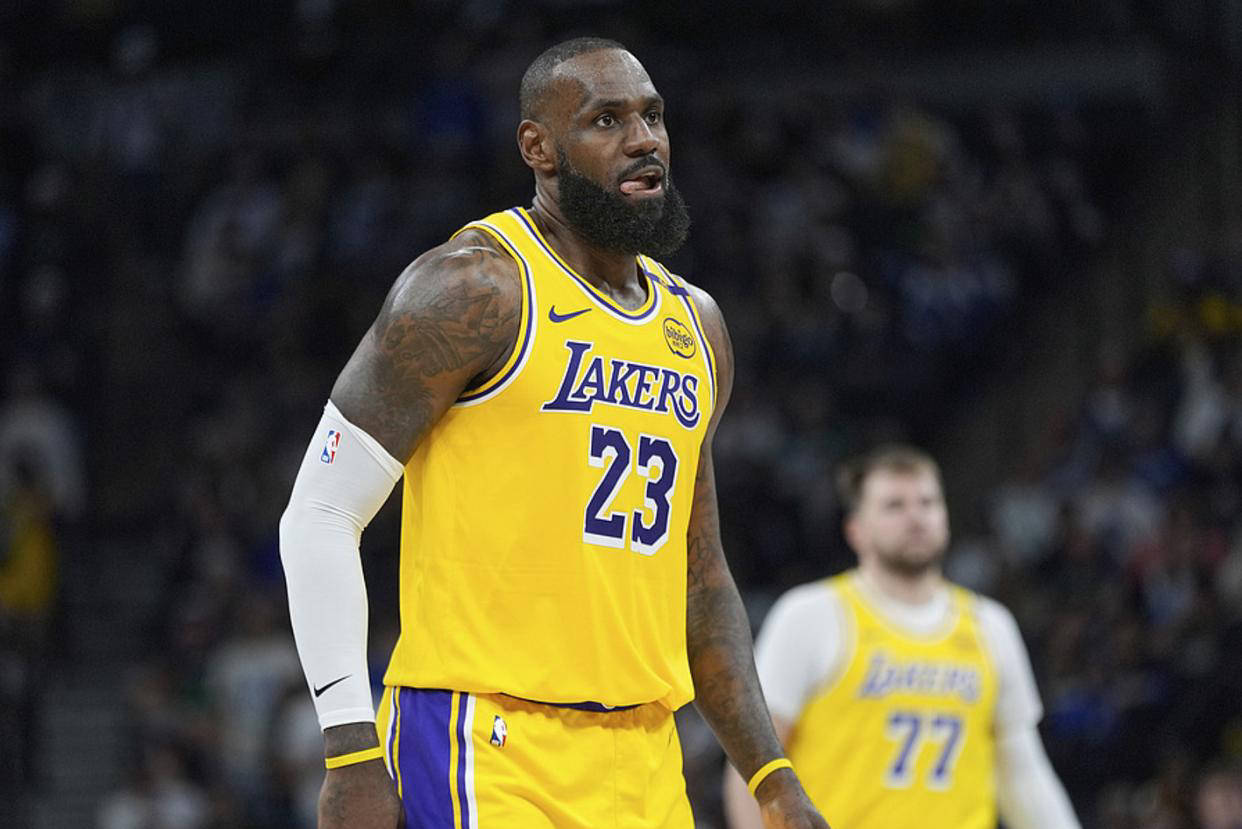 PG游戏APP-包含詹姆斯在比赛中展现出超凡表现，赢得球迷们的掌声的词条