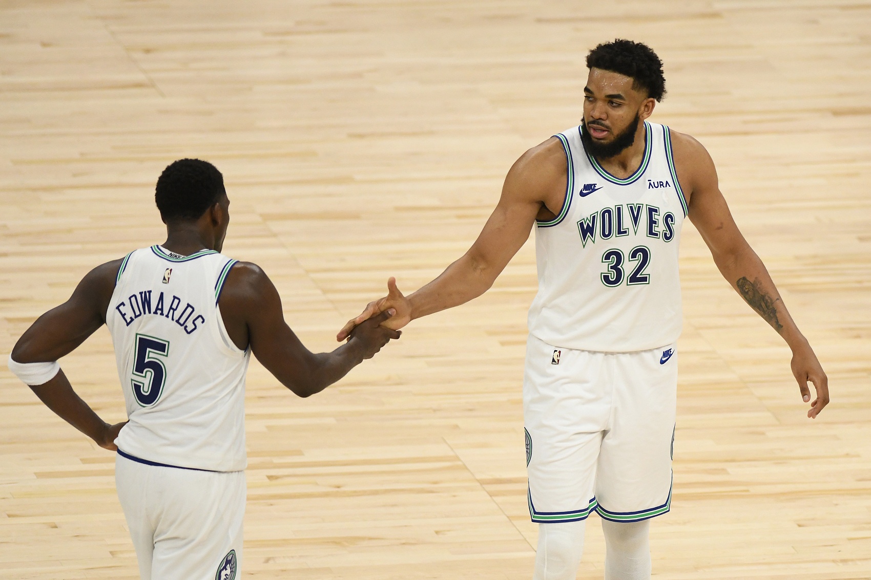 关于独行侠险胜凯尔特人，戈贝尔状态火热的信息