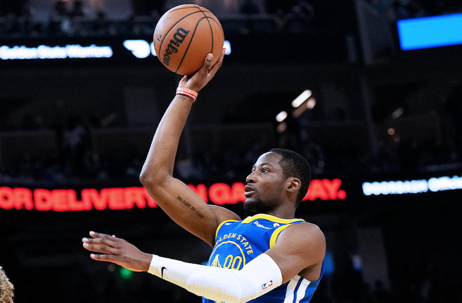 关于马刺翻盘尼克斯,克莱三分雨点燃全场的信息 关于马刺翻盘尼克斯,克莱三分雨点燃全场的信息