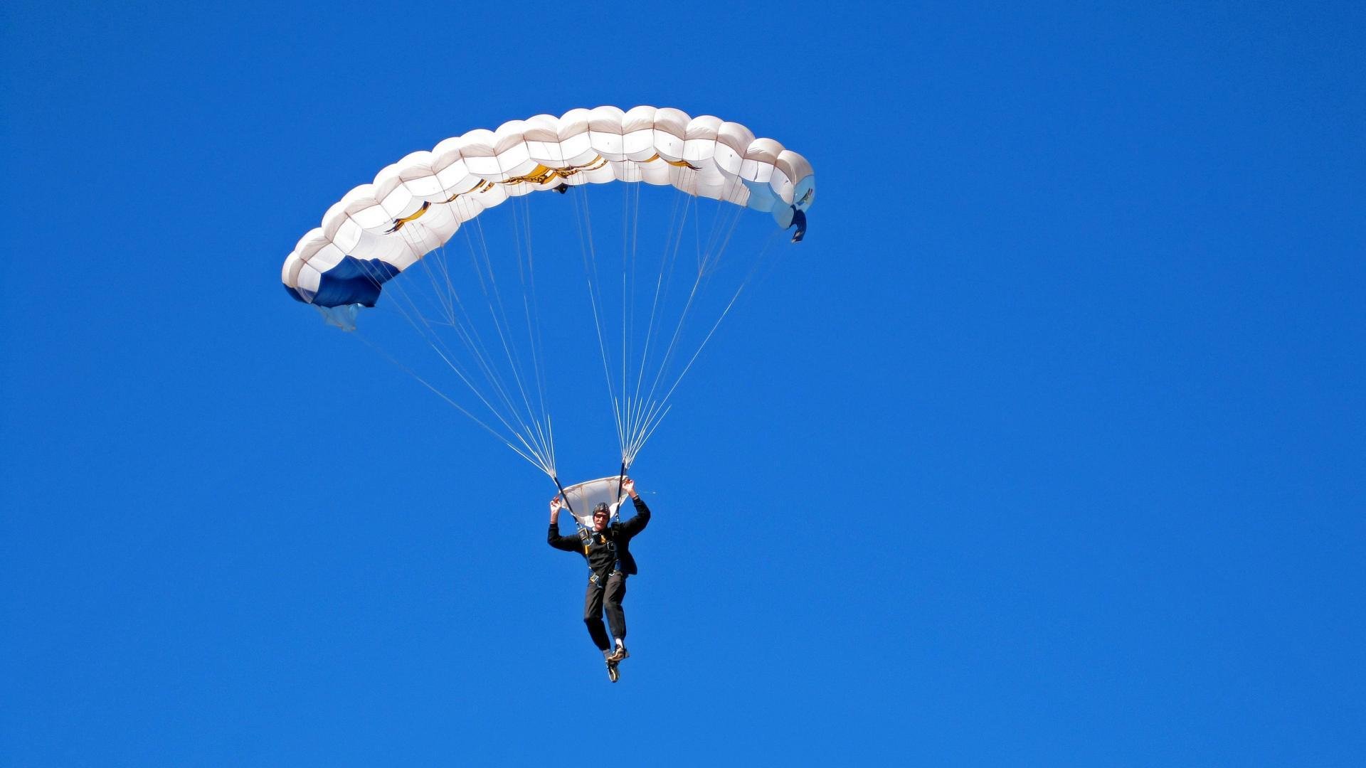 赛道上的新王崛起，皮亚斯特里高光表现，雷诺鏖战阿斯顿马丁